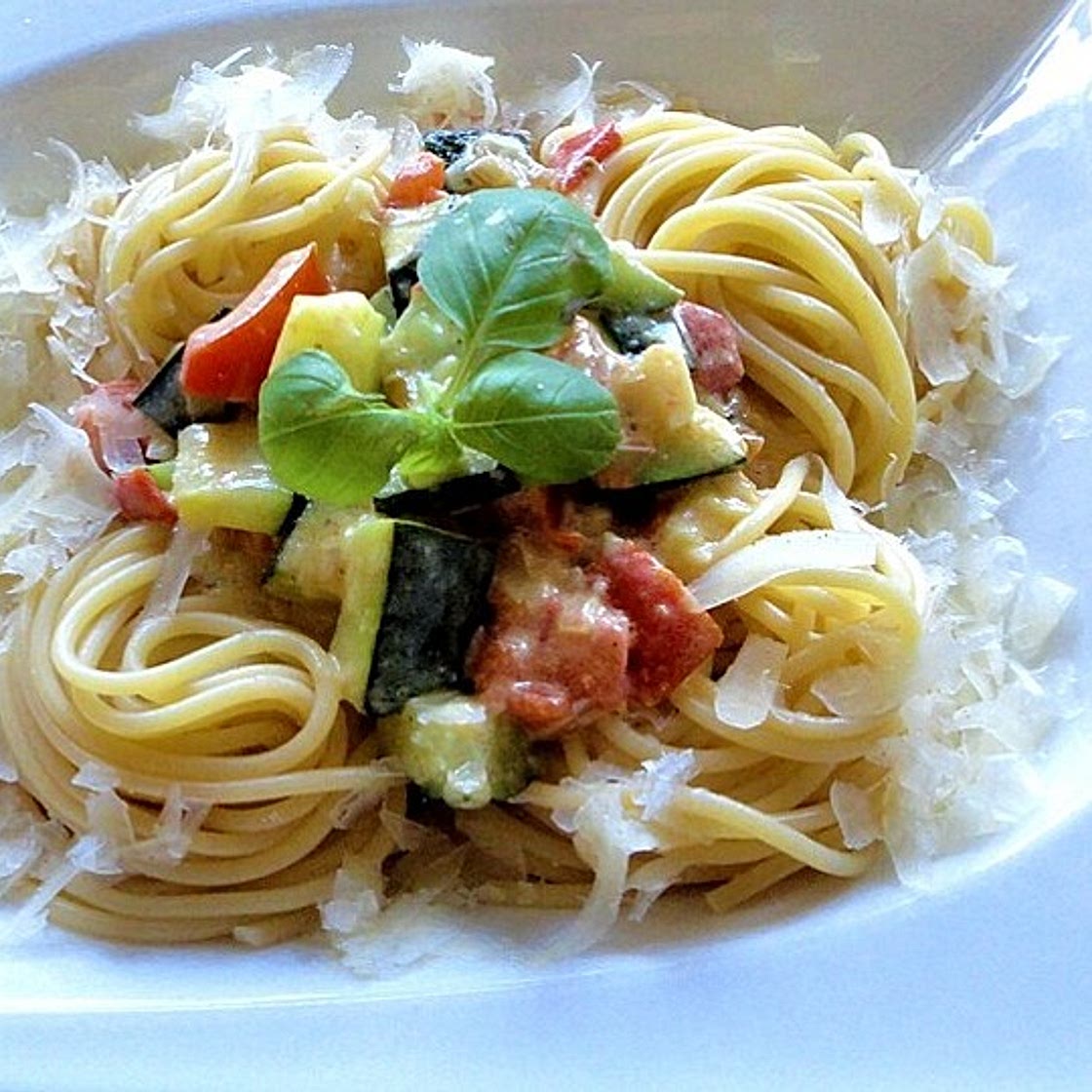 Nudelnester mit Zucchini- und Tomatengemüse