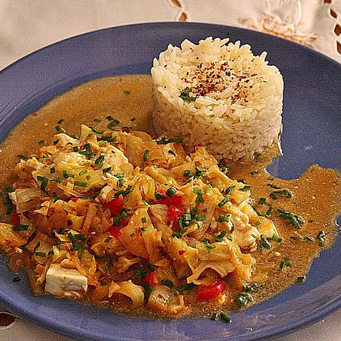 Spitzkohlpfanne mit Fetakäse