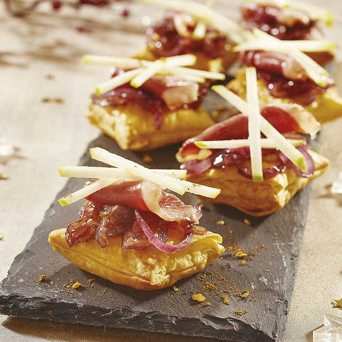 Petits feuilletés à l'oignon rouge caramélisé et aux épices grillées
