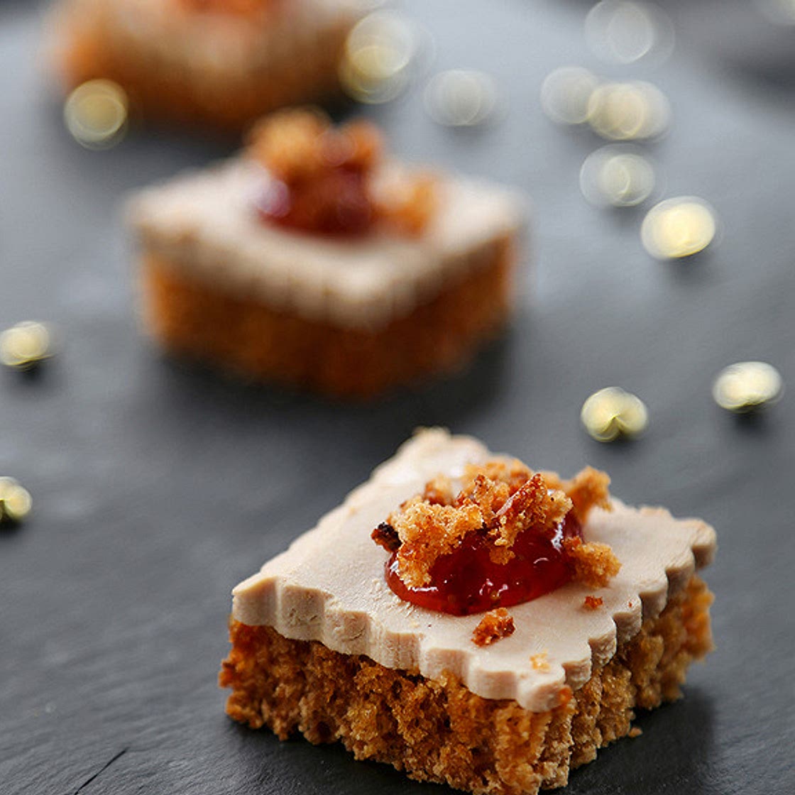 Amuse-bouches au foie gras toast au pain d'e´pices