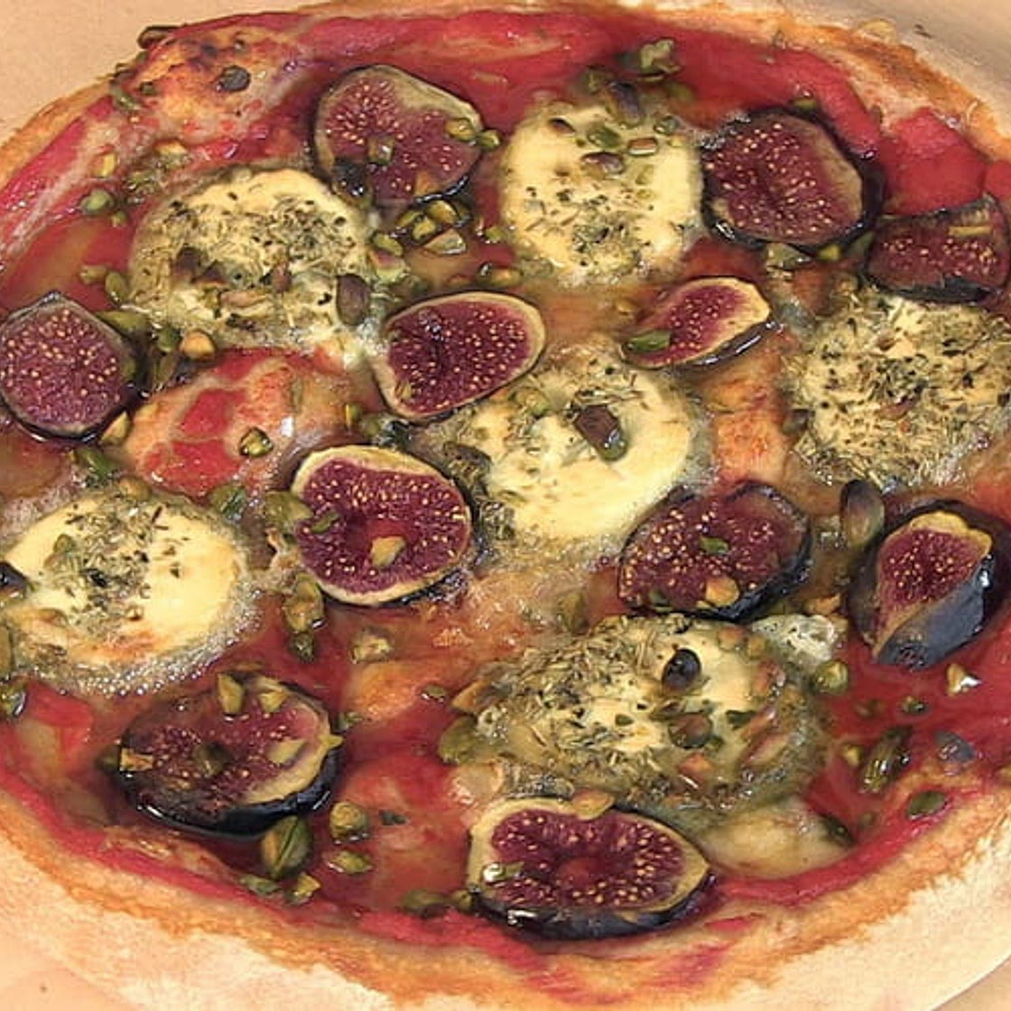 Pizza chèvre, figues, pistaches et miel