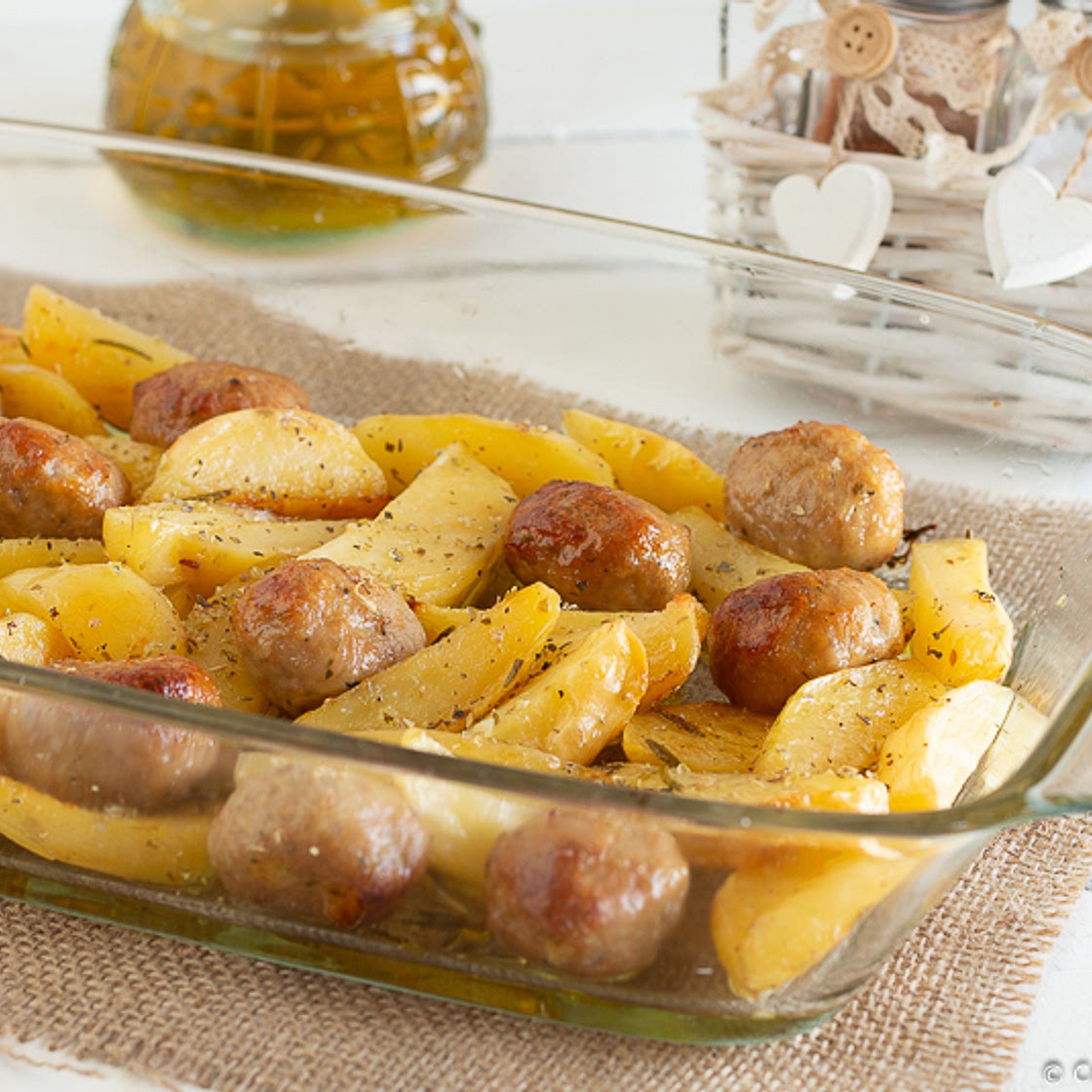 Come fare le polpette e patate morbide al forno
