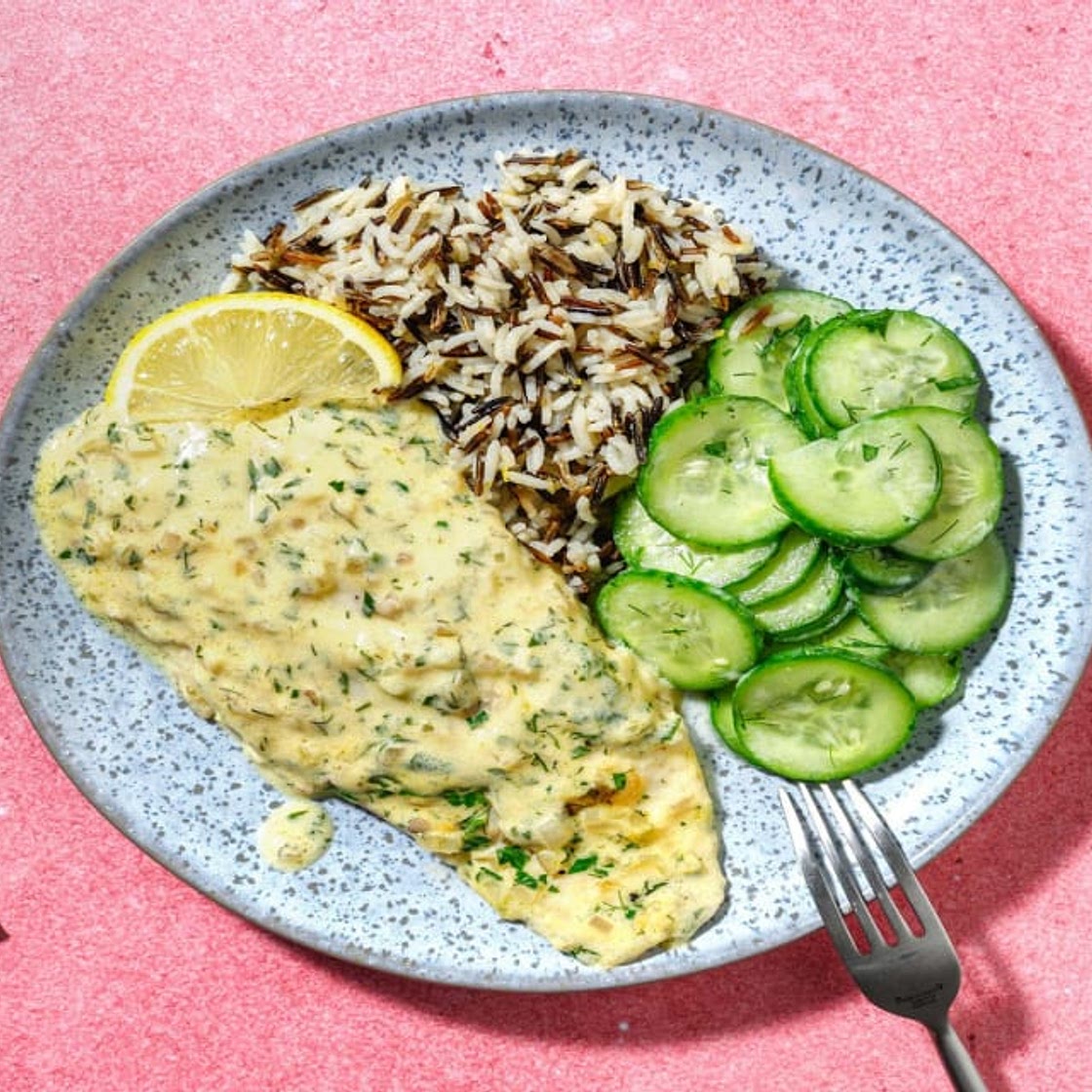 Skandi-Seehecht in Sahne-Senf-Soße mit Zitronen-Basmatireis und Gurkensalat