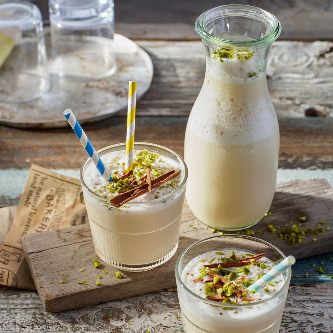 Iced Chai Latte mit Buttermilch und Pistazientopping