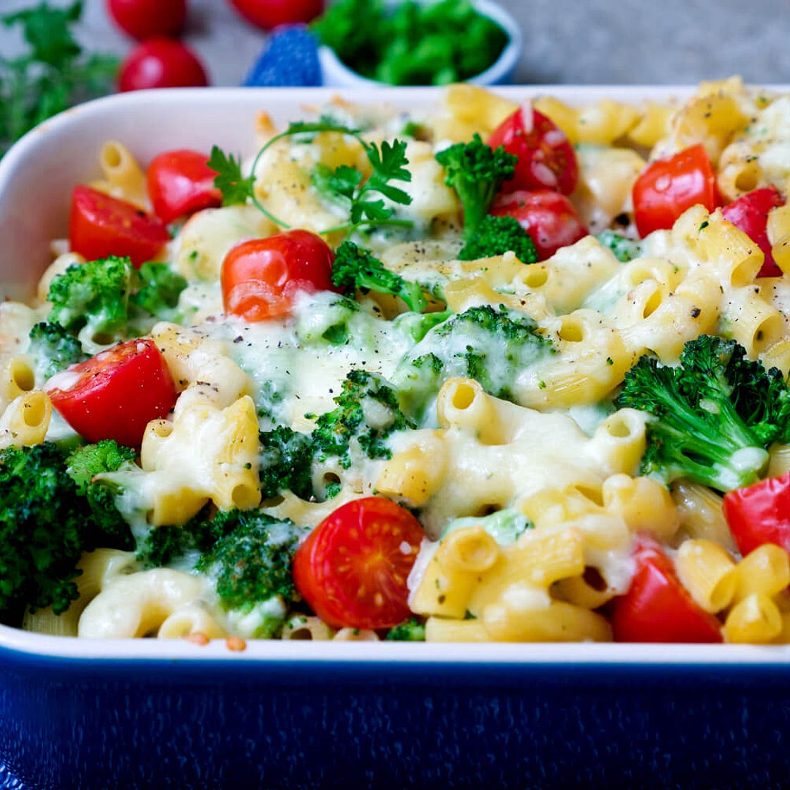 Brokkoli-Nudelauflauf mit Tomaten