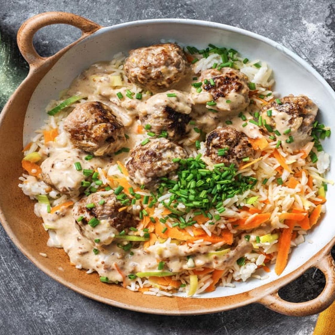 Hackbällchen in Senfsoße mit buntem Gemüsereis