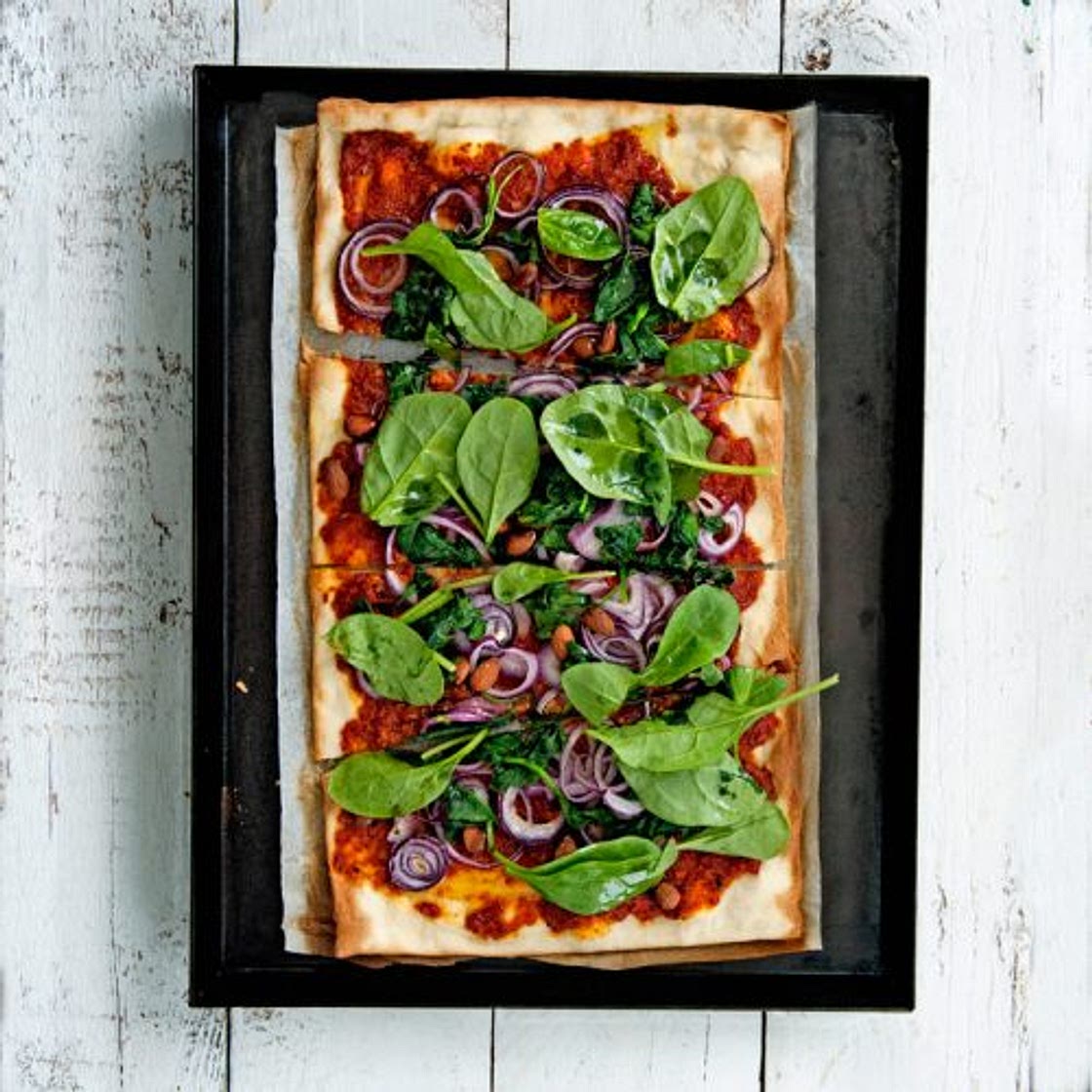 Flammkuchen met muhammara, spinazie en amandel