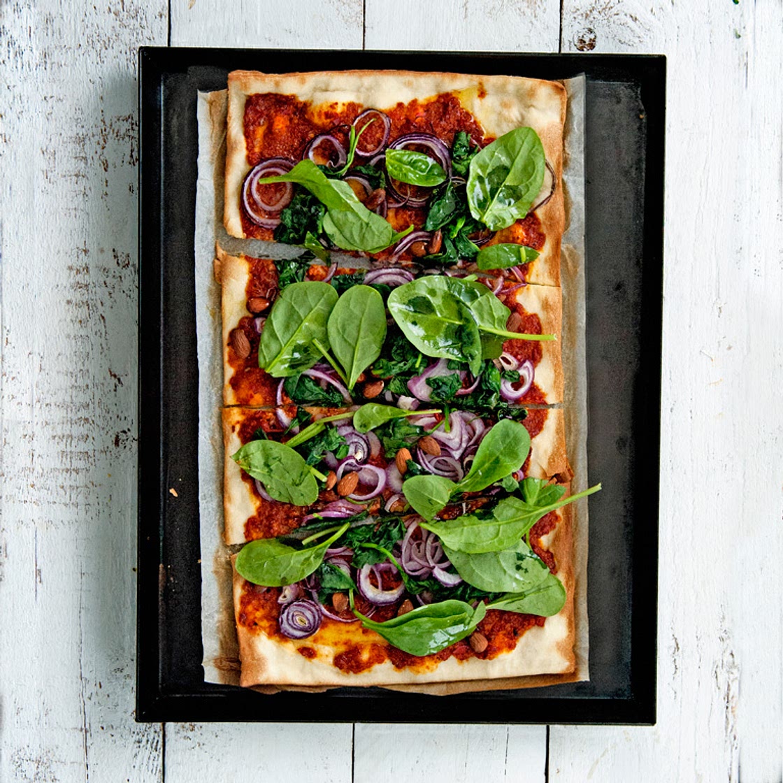Flammkuchen met muhammara, spinazie en amandel