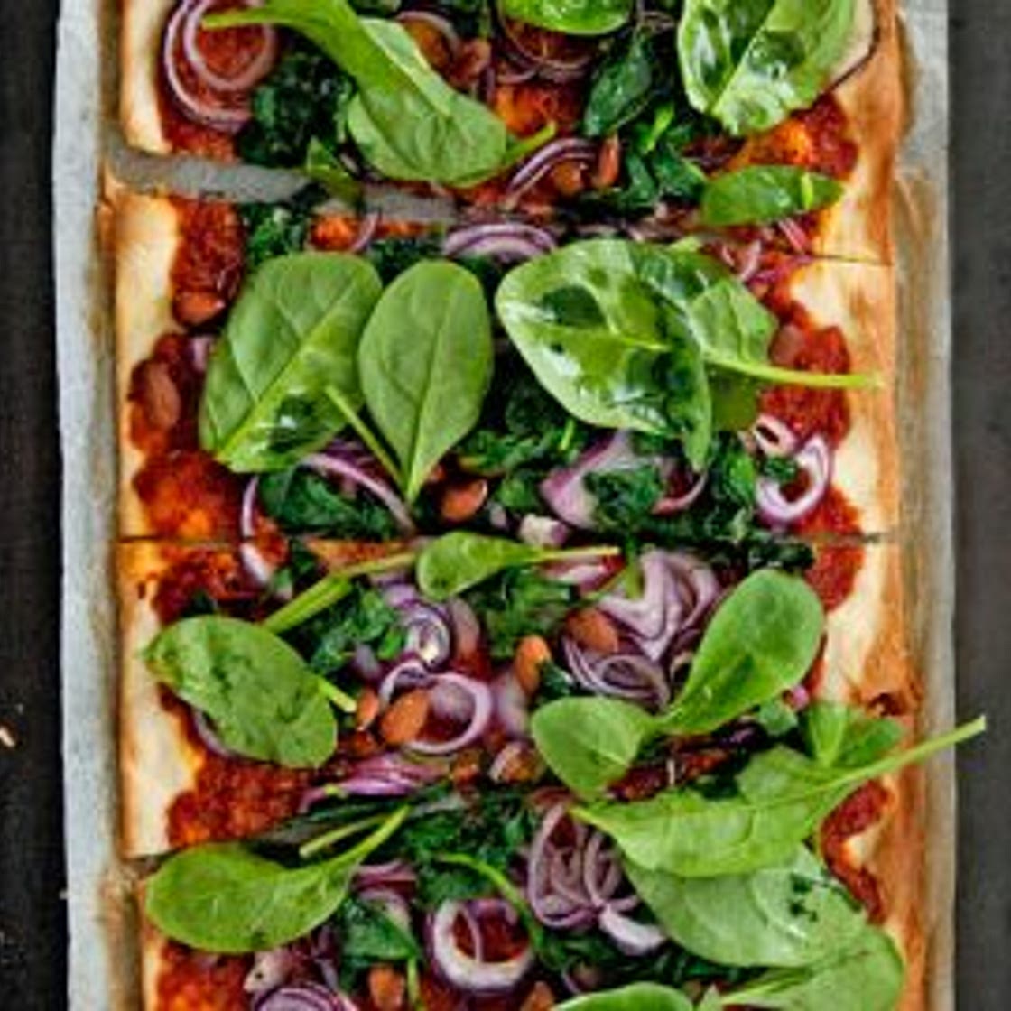 Flammkuchen met muhammara, spinazie en amandel