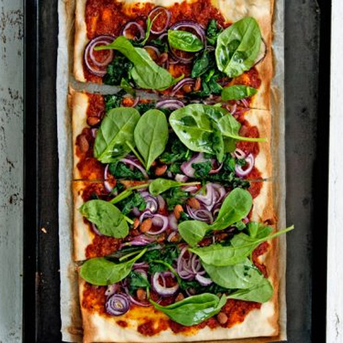 Flammkuchen met muhammara, spinazie en amandel
