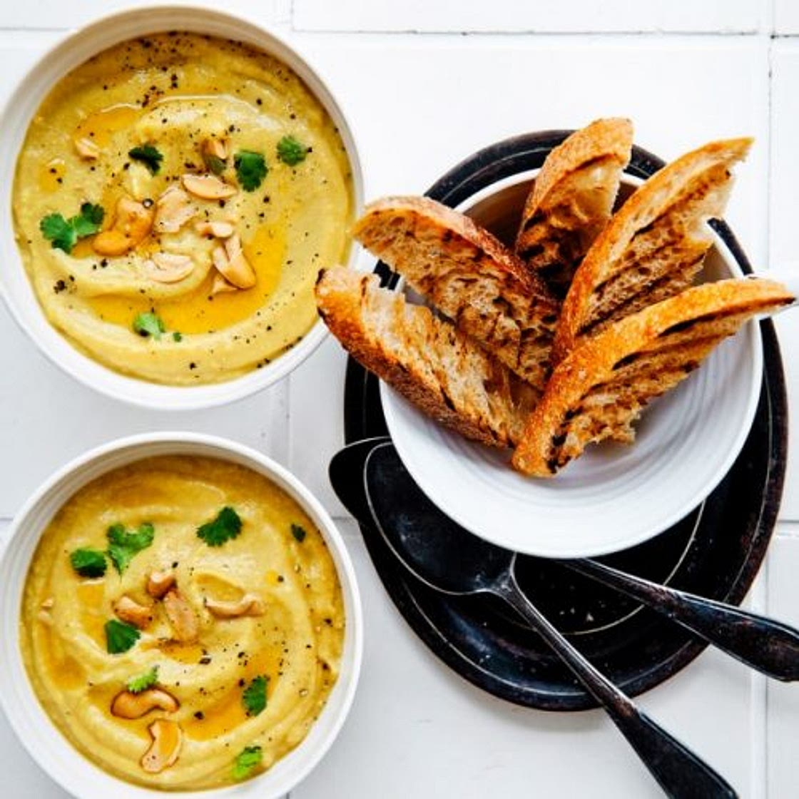 Bloemkoolsoep met cashewnoten & kurkuma