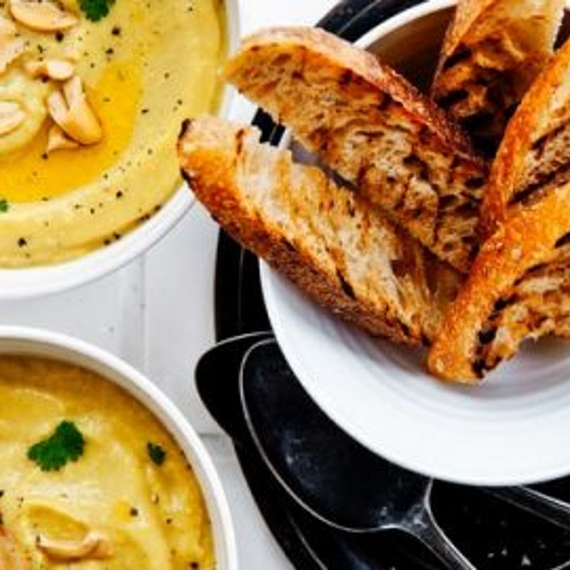 Bloemkoolsoep met cashewnoten & kurkuma