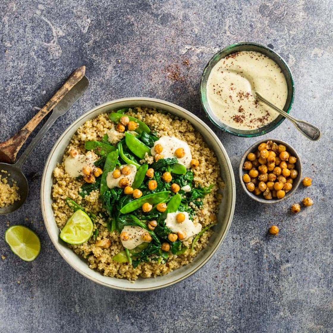 Quinoasalat mit Winterspinat und Hummus
