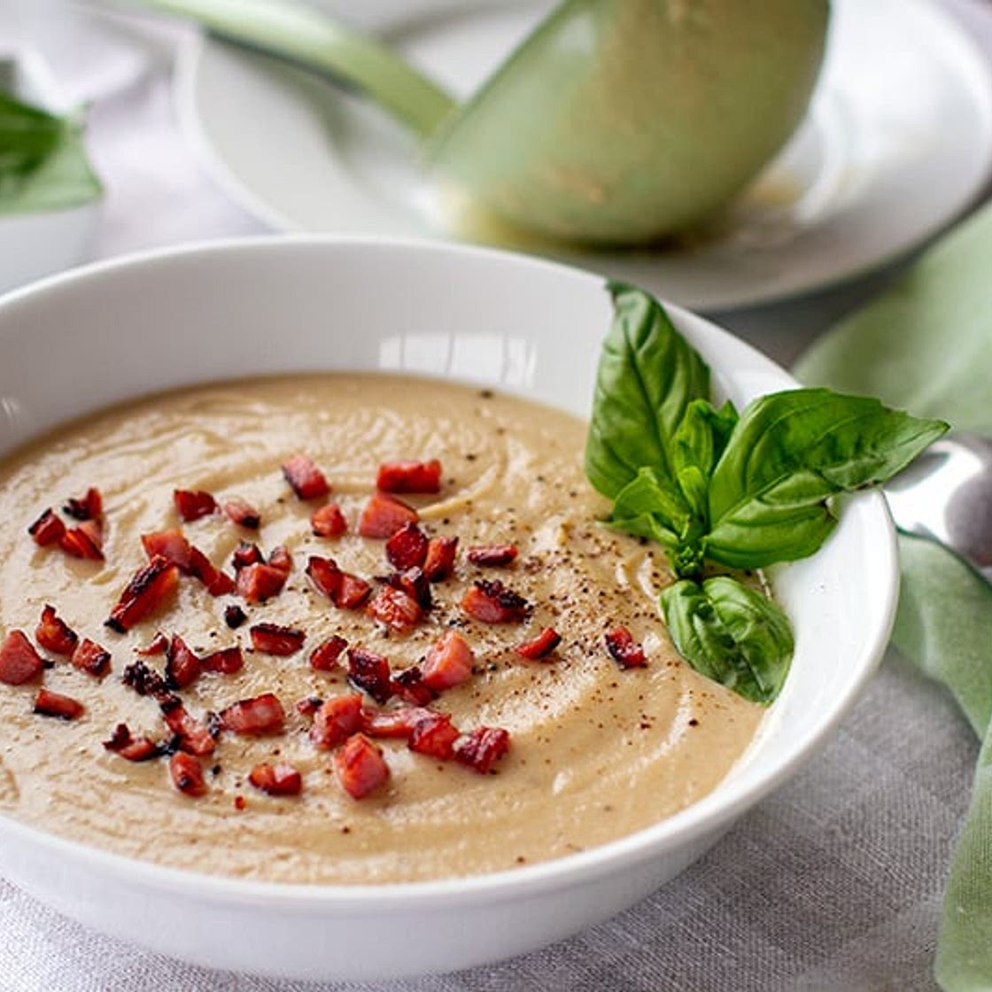 Paleo Cauliflower Soup with Crispy Bacon (Gluten-free)