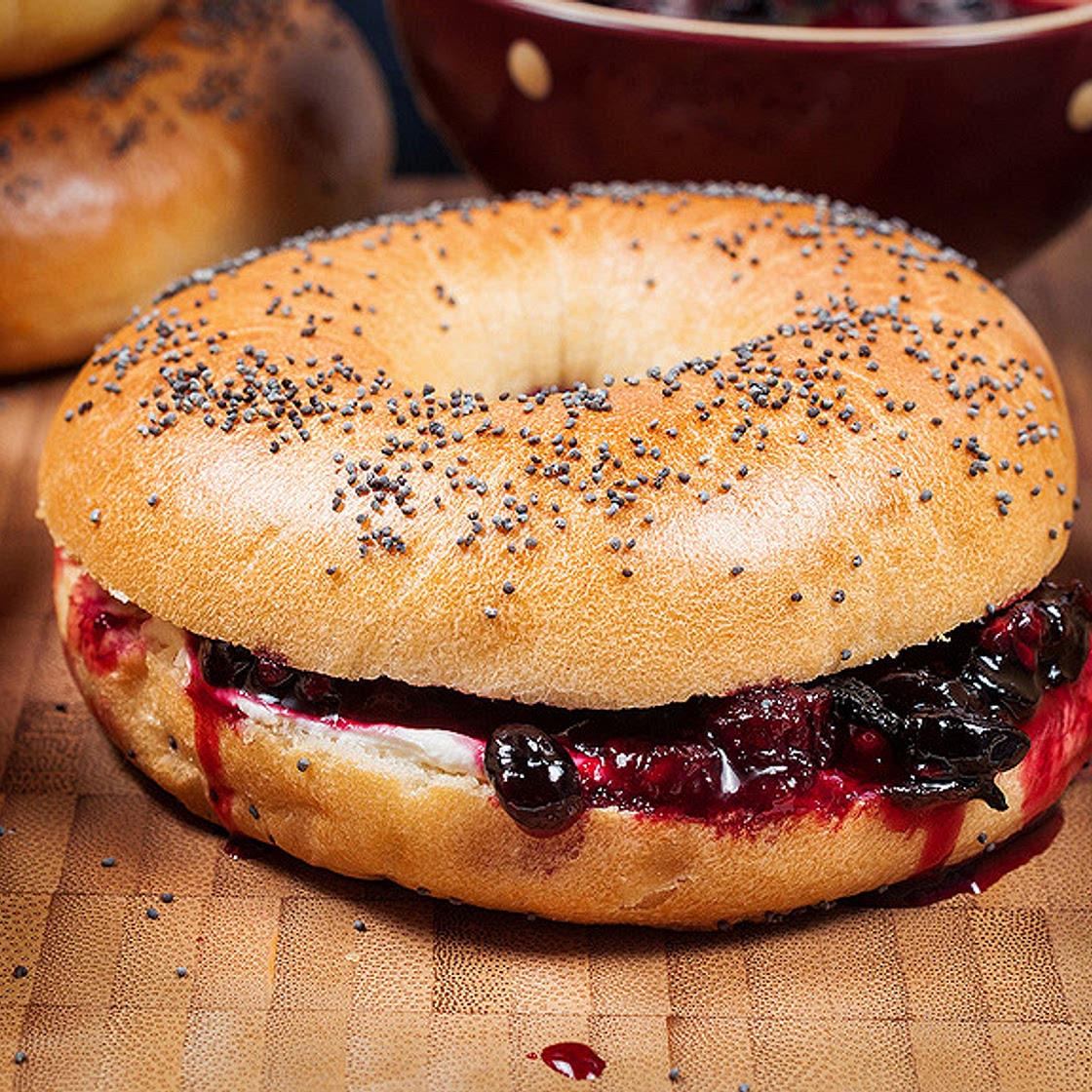 Bagels de petit-déjeuner à la banane et à la confiture de cerises