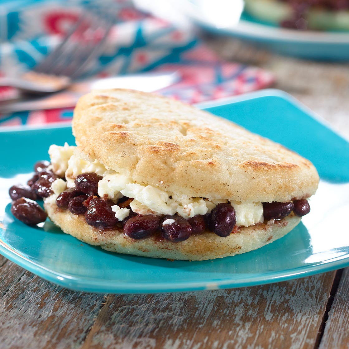 Arepa de Dominó – Venezuelan Corncake filled with Black Beans