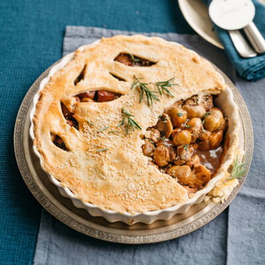 Tourte de poulet aux châtaignes et champignons au romarin