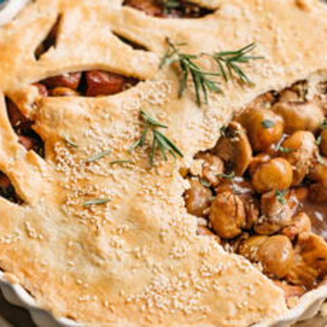 Tourte de poulet aux châtaignes et champignons au romarin