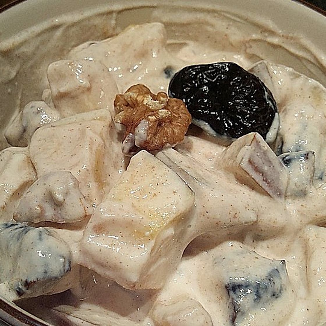 Apfel-Pflaumen-Frühstück mit Zimtjoghurt und Walnüssen