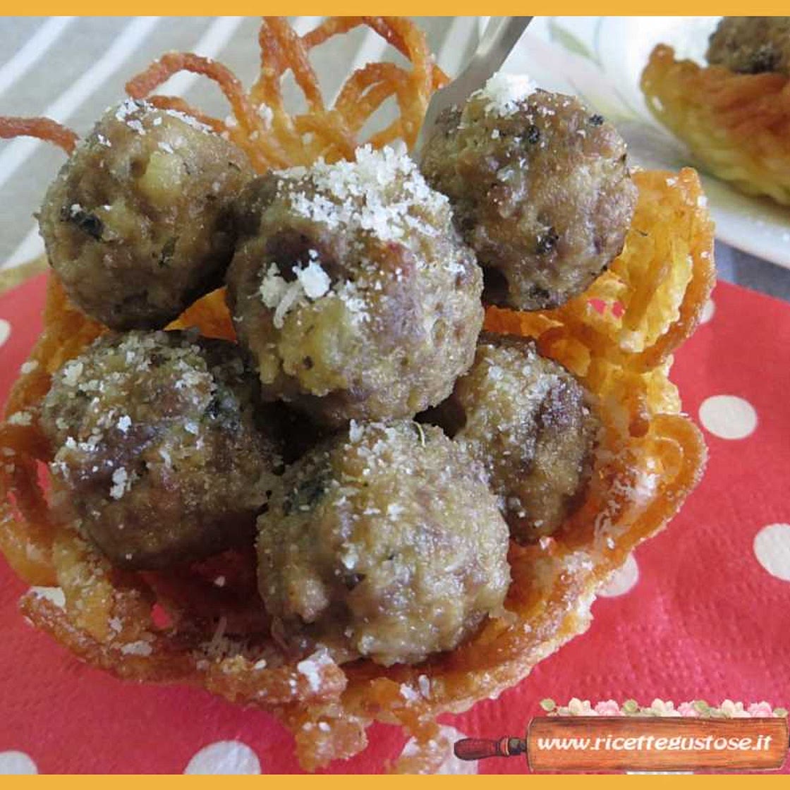 Cestini di spaghetti e polpettine