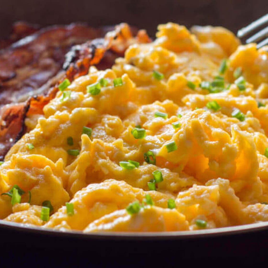 Rührei mit krossen Baconstreifen