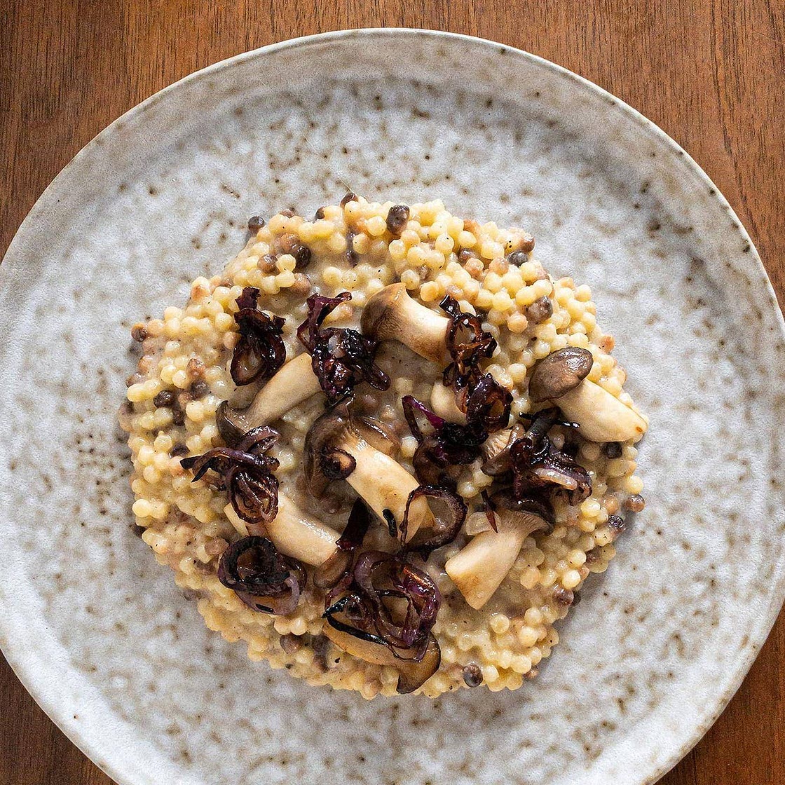 Fregola Sarda in Cacio e Pepe mit Kräuterseitlingen