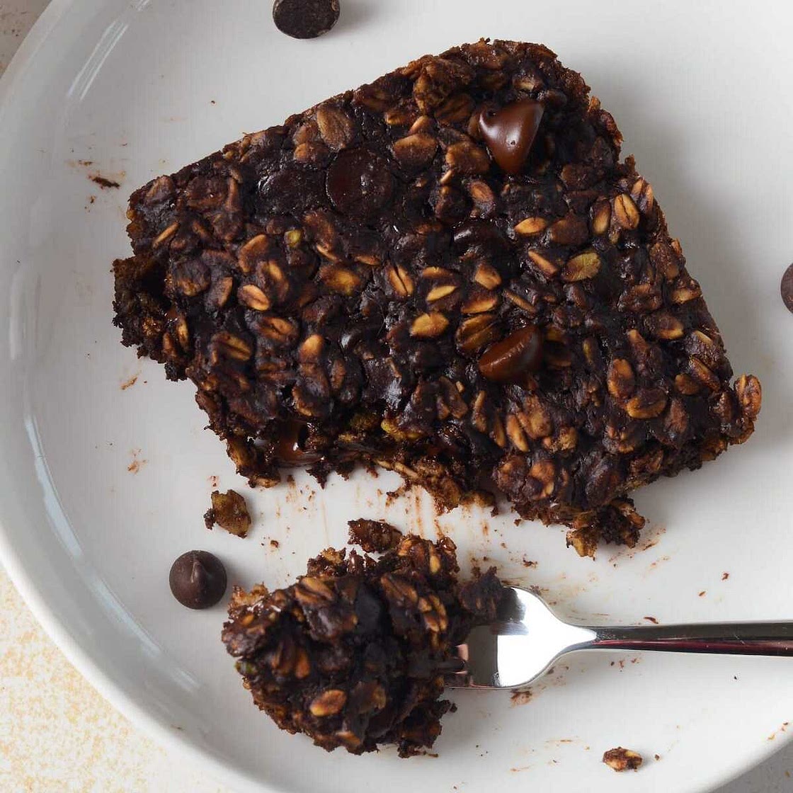 Fudgy Brownie Baked Oatmeal (Healthy, Vegan)