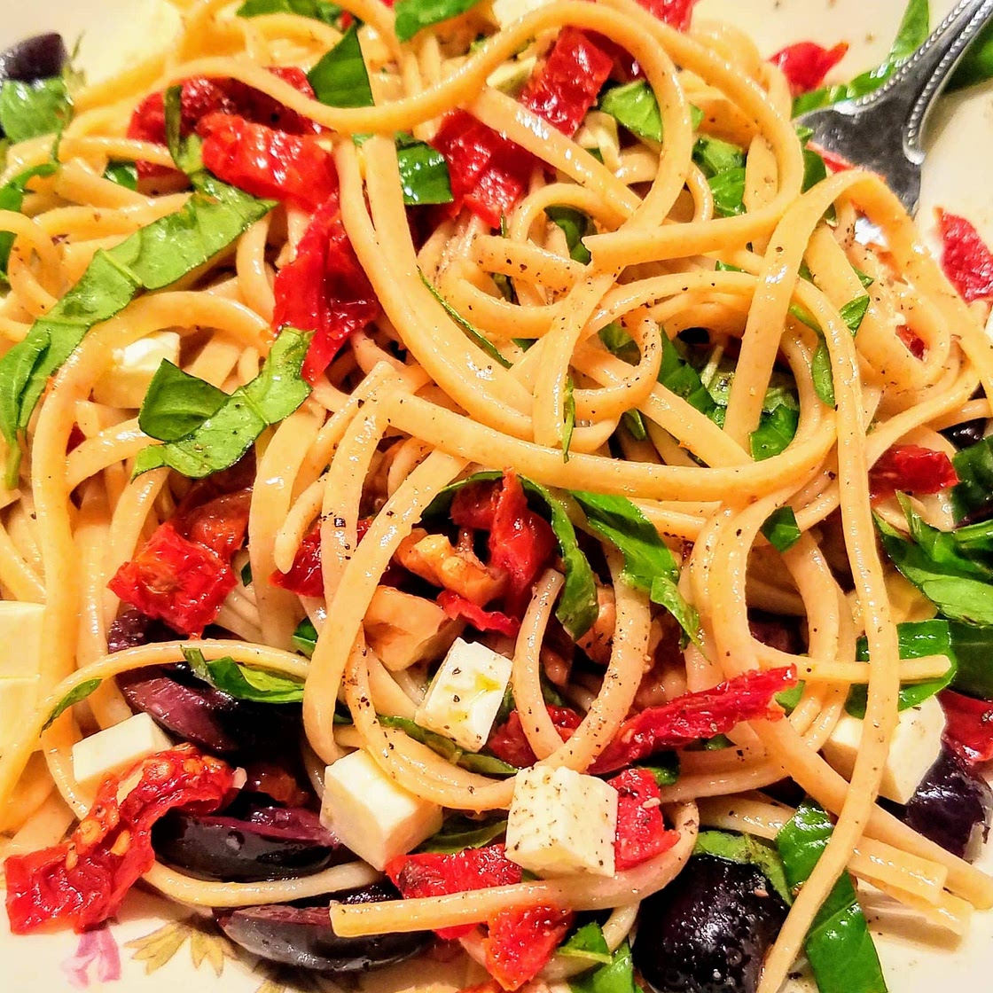 Linguini with sun-dried tomatoes, feta and olives