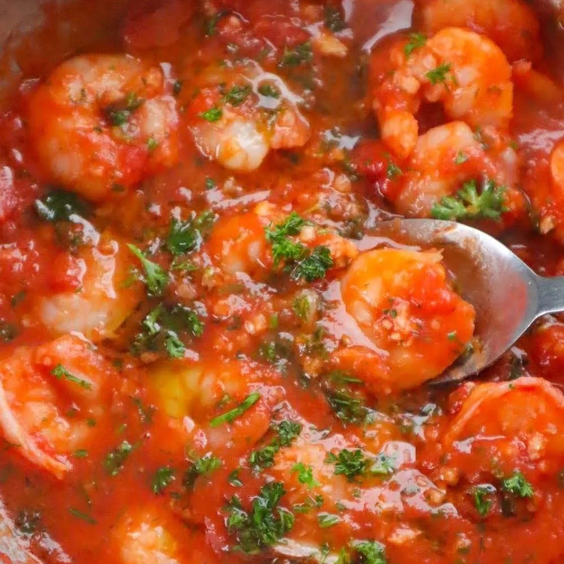 15-Minute Garlic Shrimp In Tomato Sauce (5 Ingredients!)