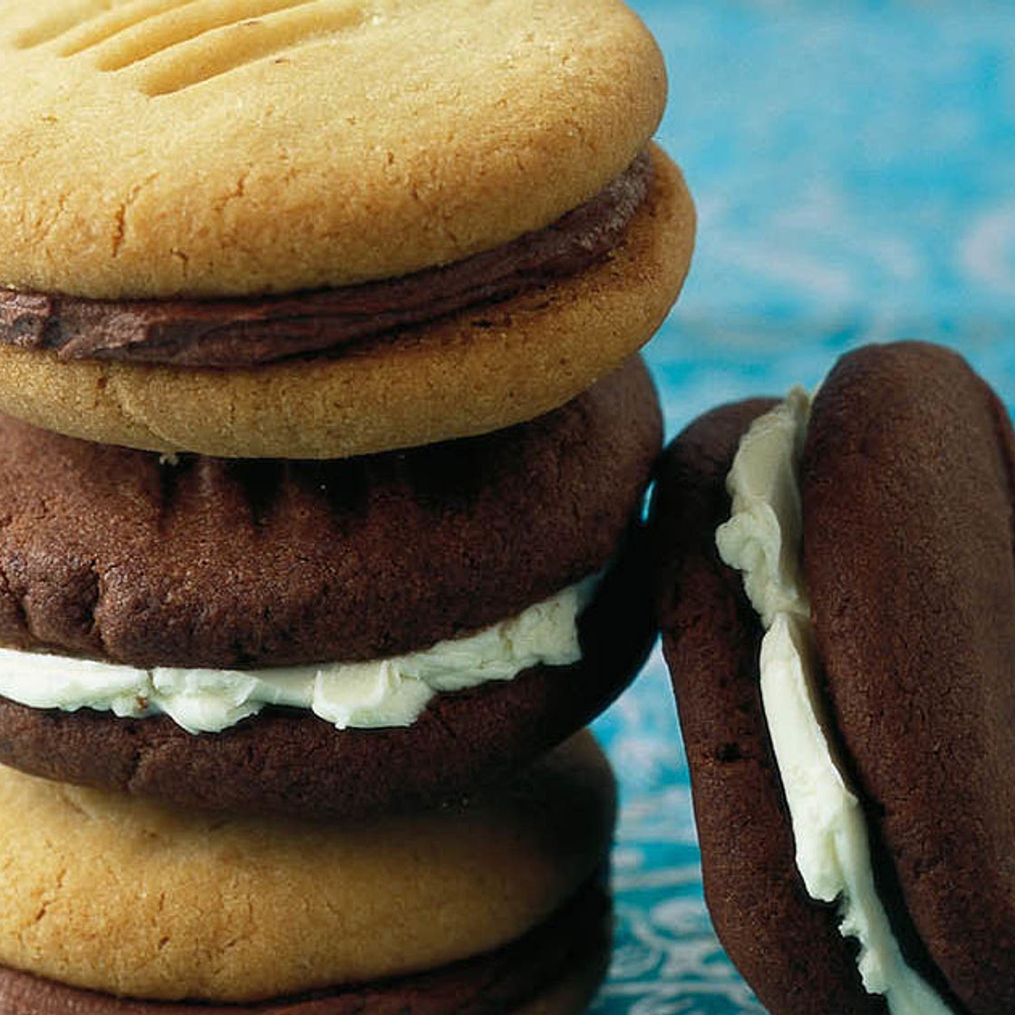 Chocolate and vanilla biscuit sandwiches