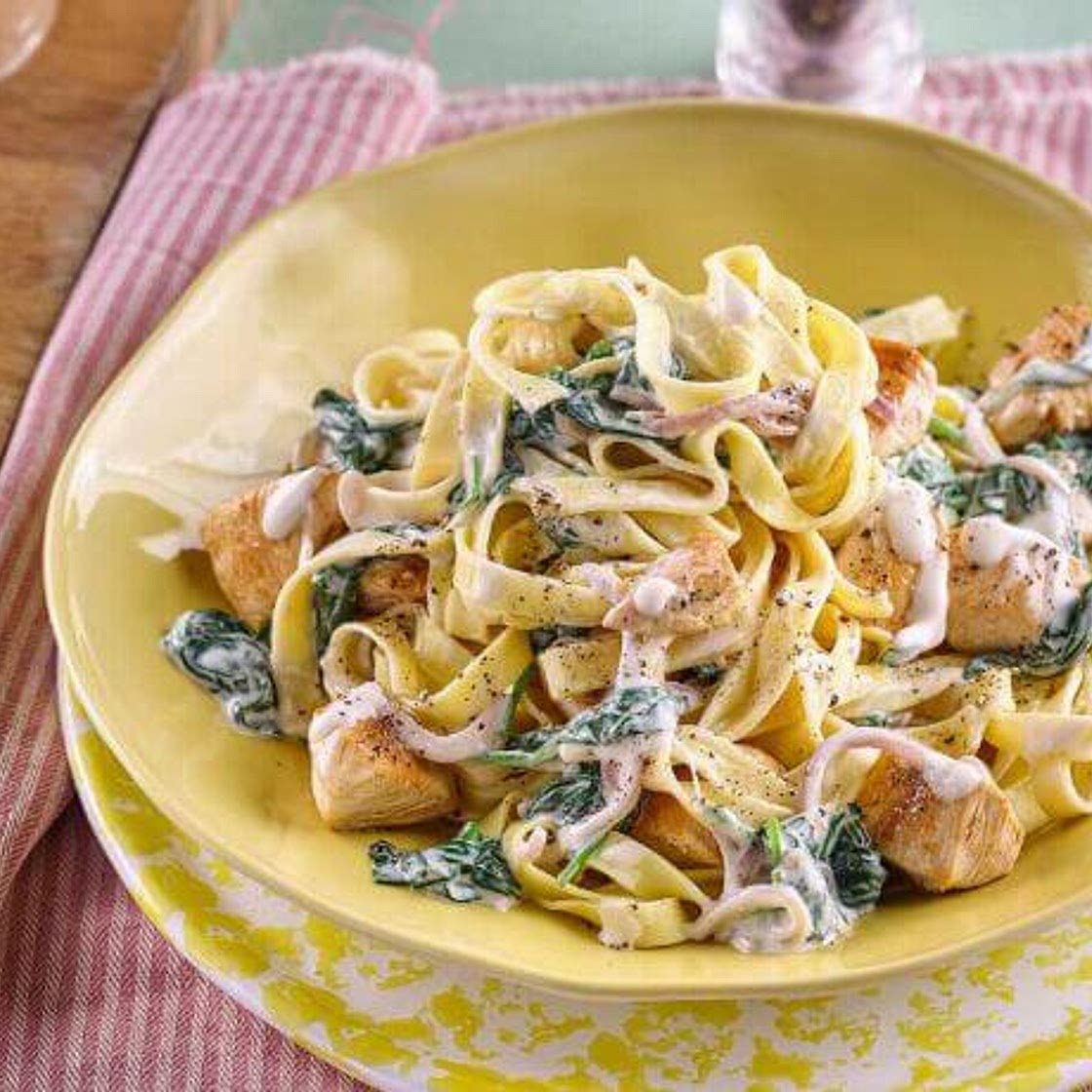 Tagliatelle mit Spinat und Hähnchen