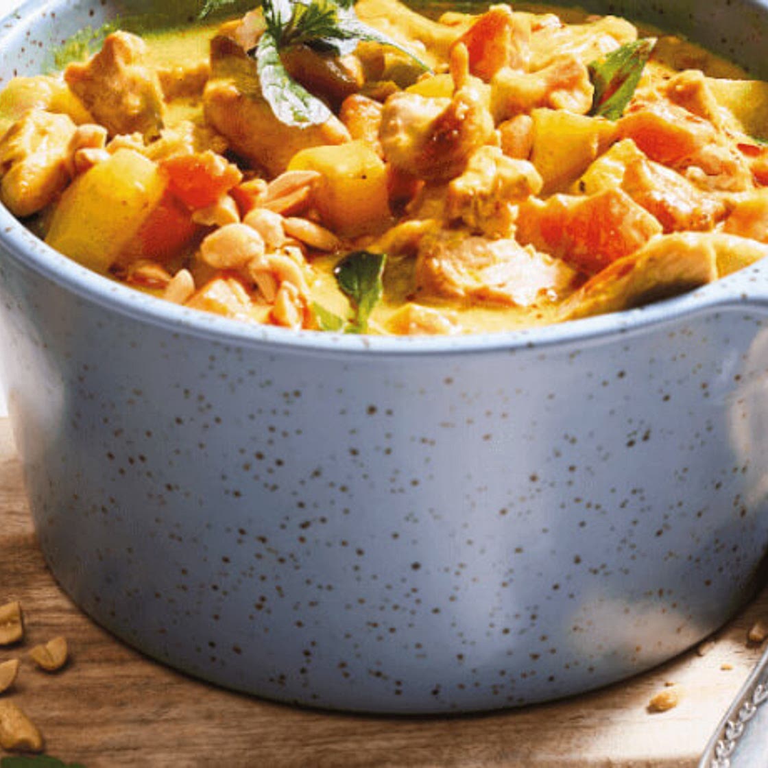 Mildes indisches Hähnchen-Curry an Erdnuss-Kokosmilch