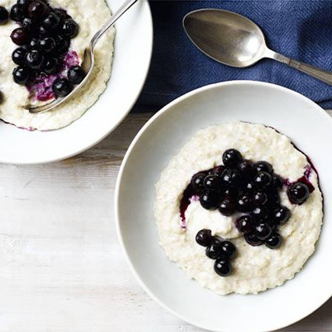 Porridge with blueberry compote