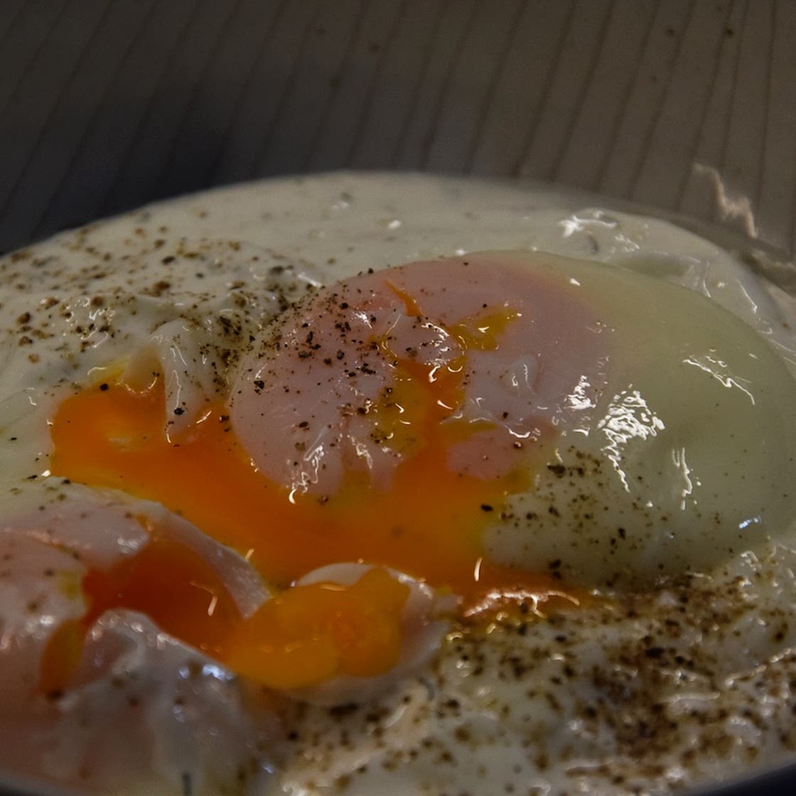 Pochierte Eier auf Joghurt (Çilbir)