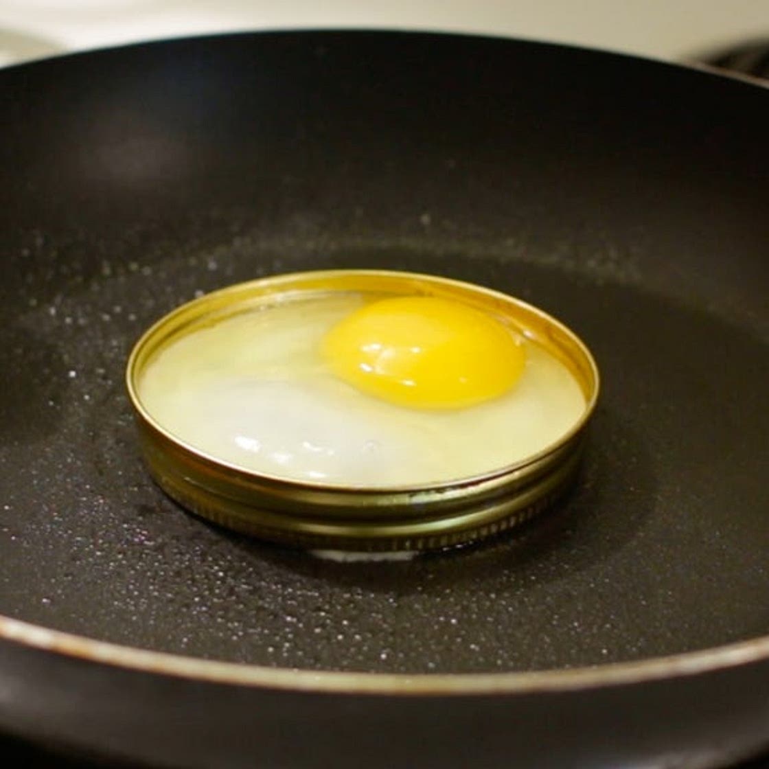 Cook Eggs in a Mason Jar Lid Ring