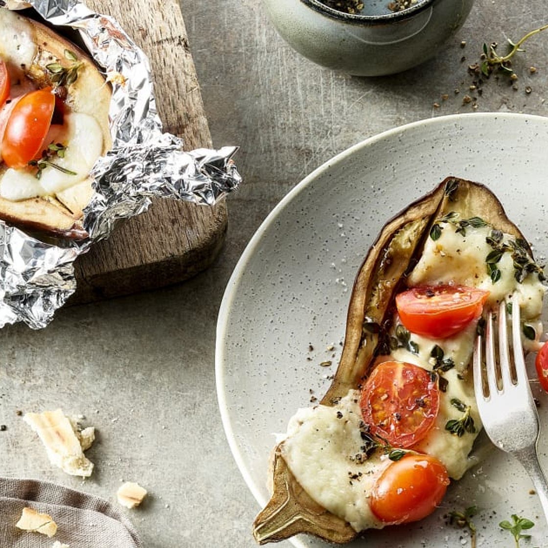 Gefüllte Aubergine mit Tomaten und Mozzarella vom Grill