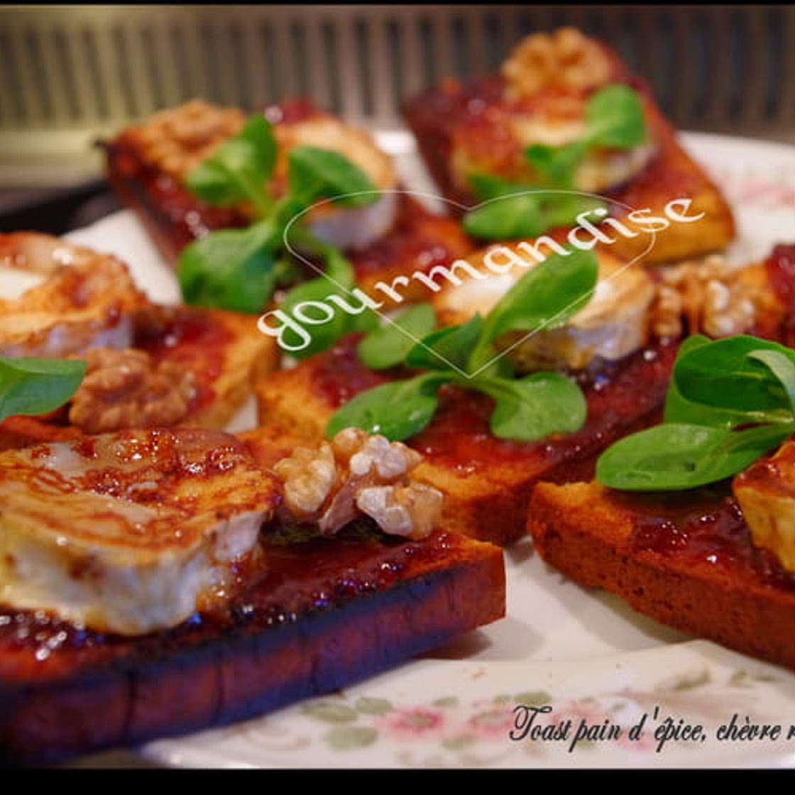 Toast pain d'épice et chèvre rôti au miel