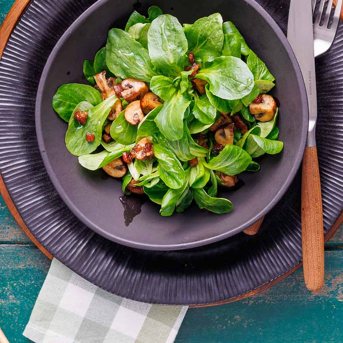 Feldsalat mit Speck und Champignons
