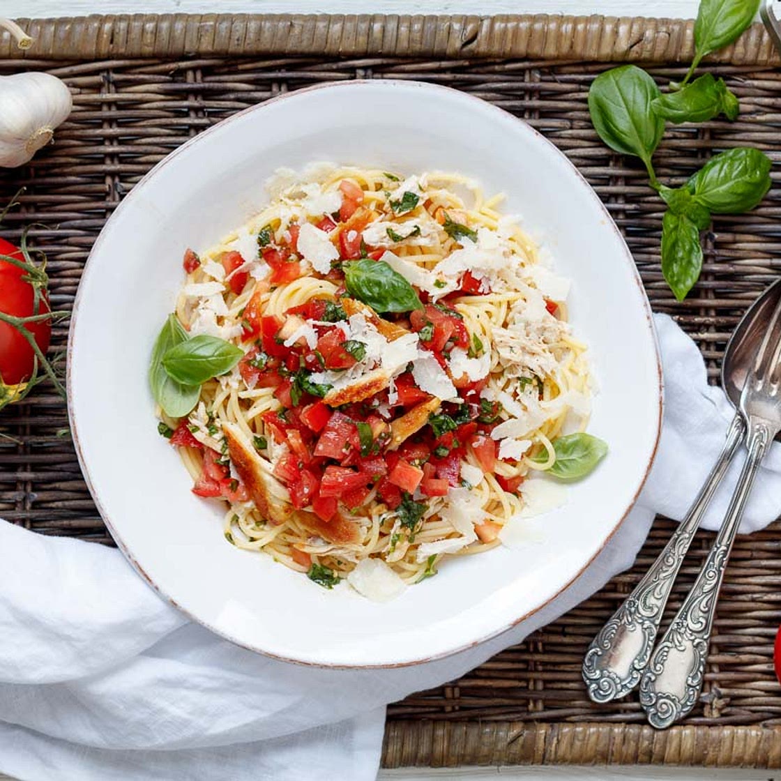 Bruschetta Pasta mit Hähnchenstreifen