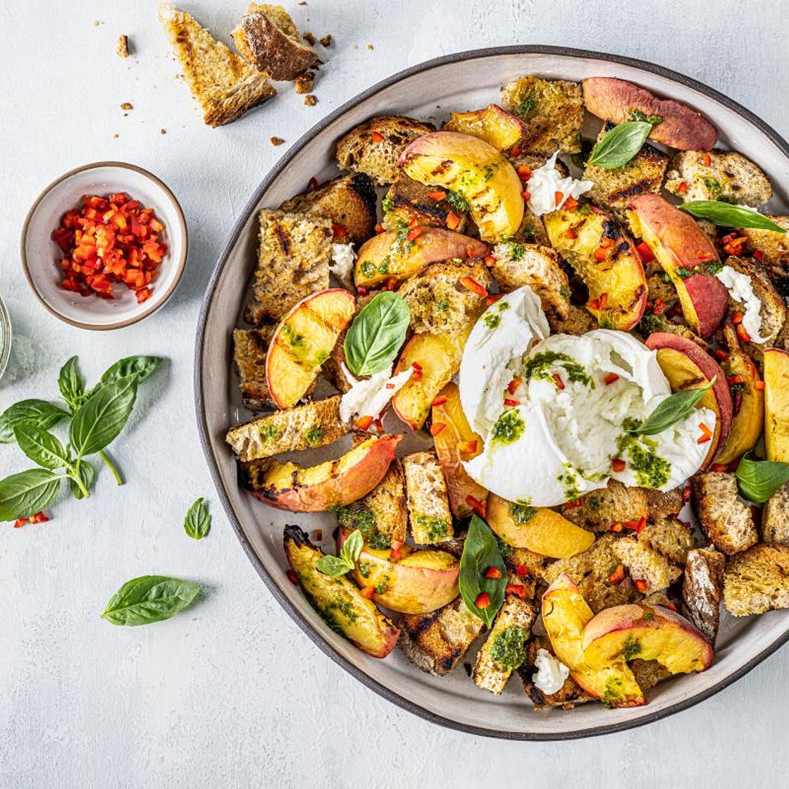 Grillierter Pfirsich-Brotsalat