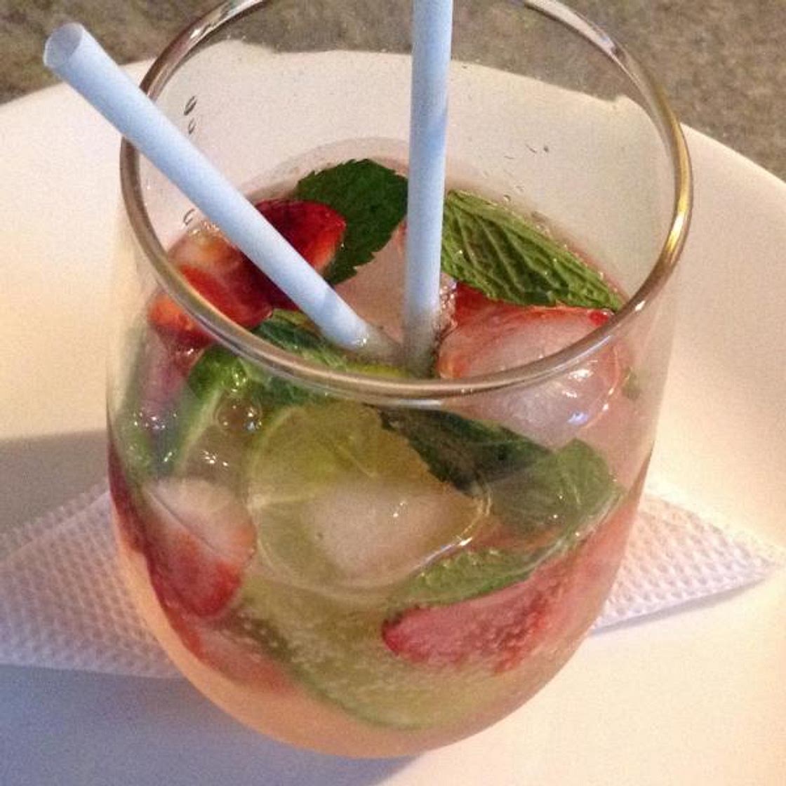 Mojito de morango sem álcool