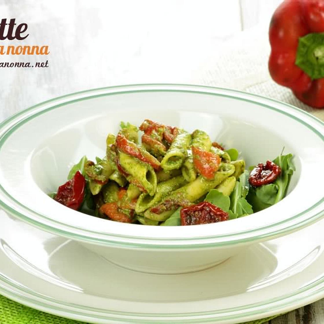 Penne fredde con pesto di rucola e peperone arrostito
