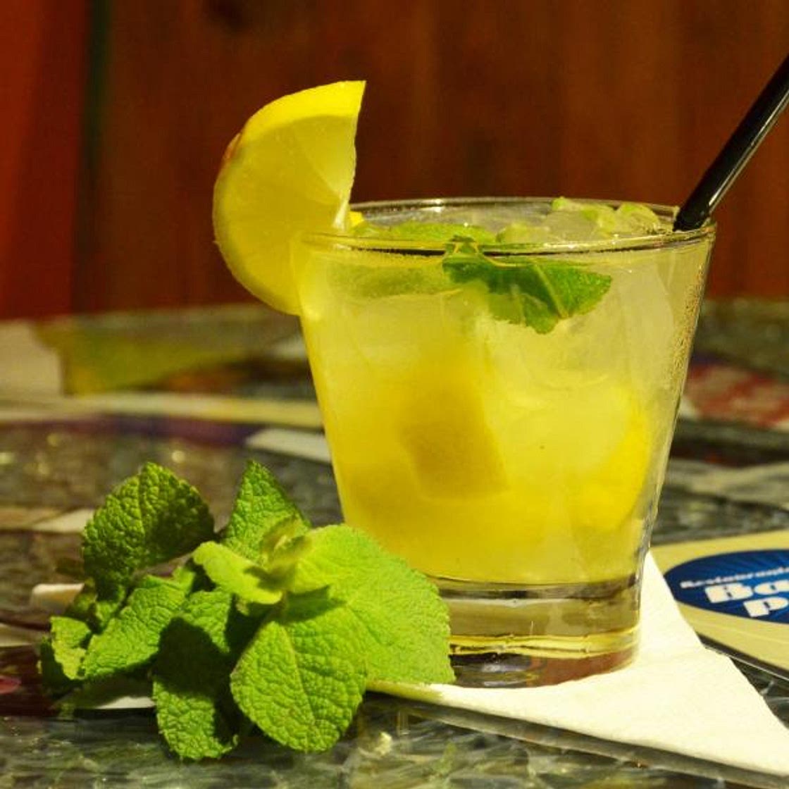 Caipirinha com limão siciliano