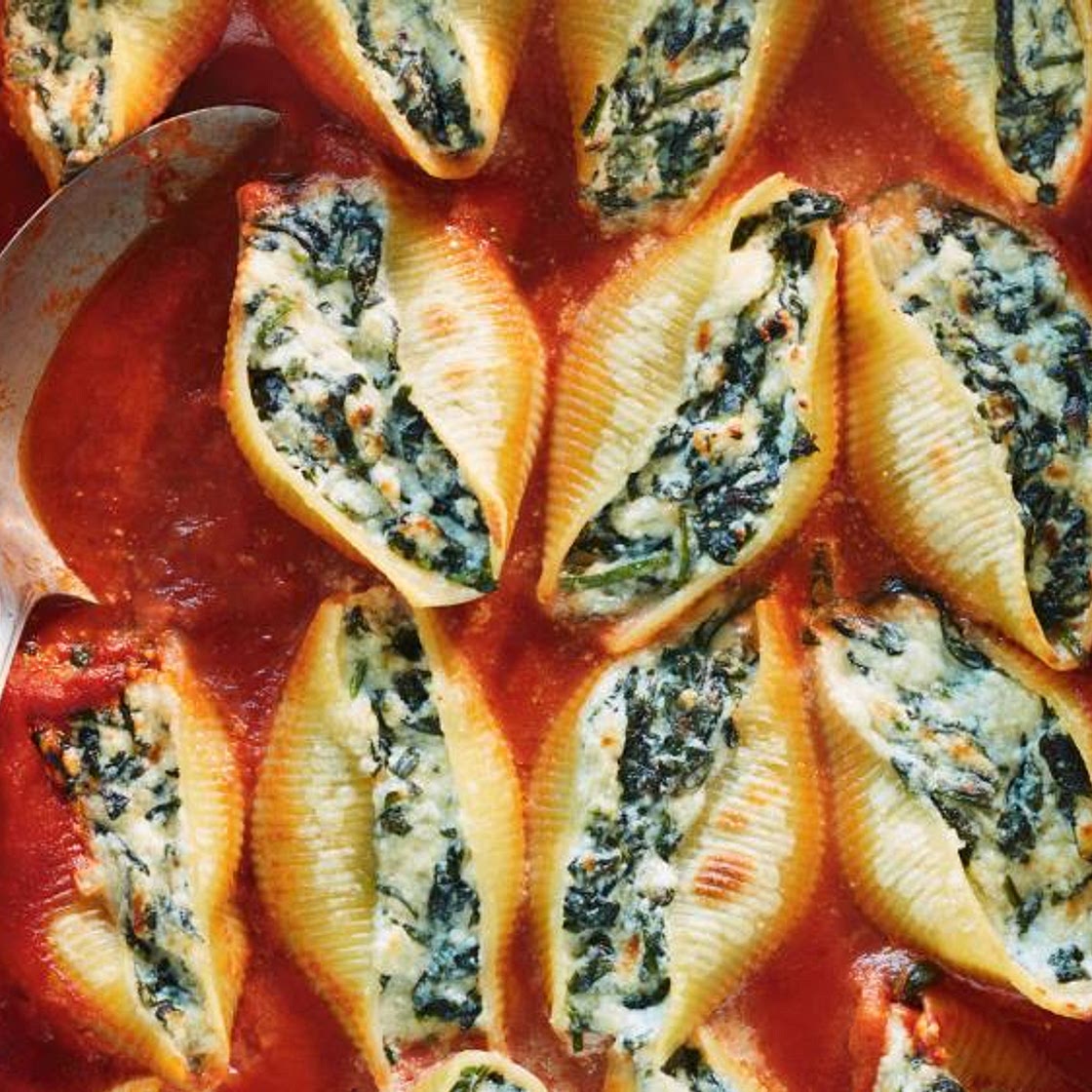 Coquilles géantes farcies à la ricotta et aux épinards, sauce rosée