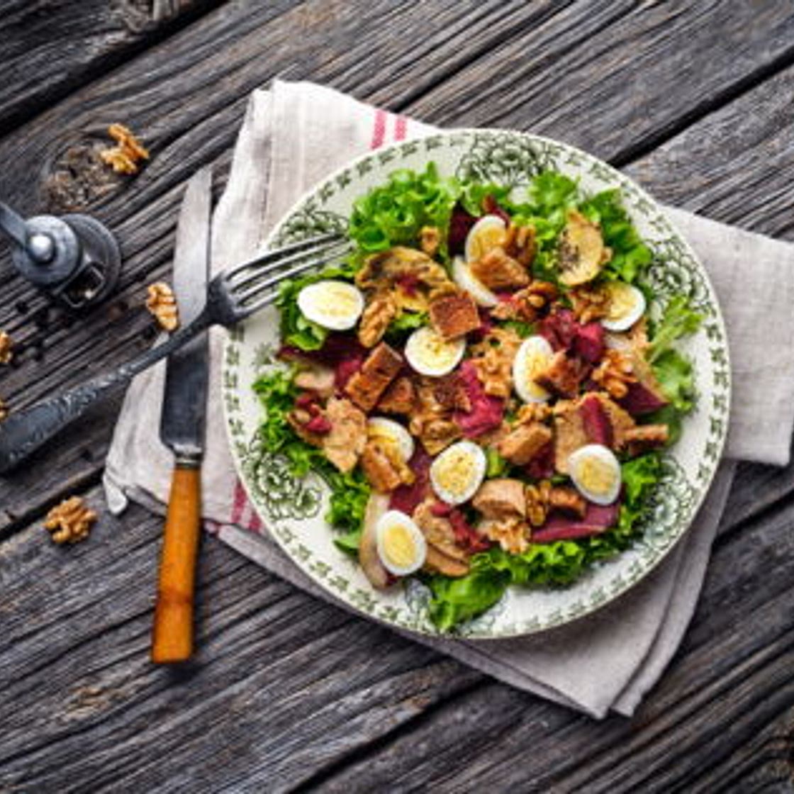 Salade composée de gésiers noix et œufs de caille