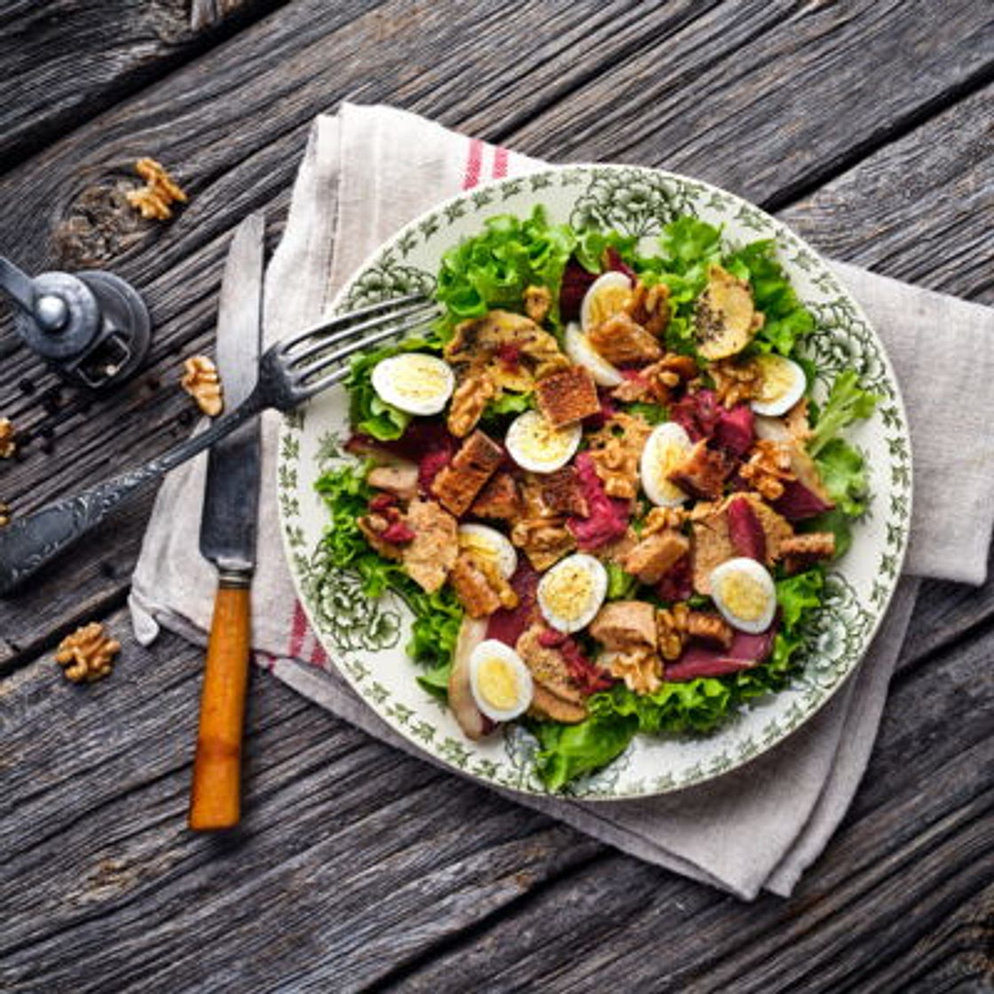 Salade composée de gésiers noix et œufs de caille