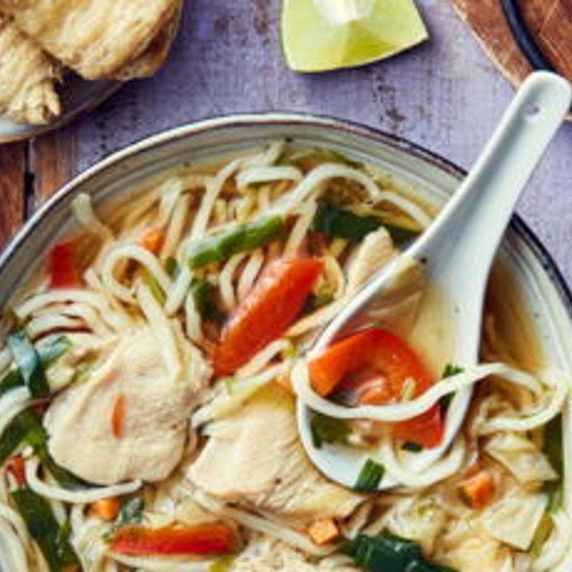 Soupe asiatique au poulet et aux légumes