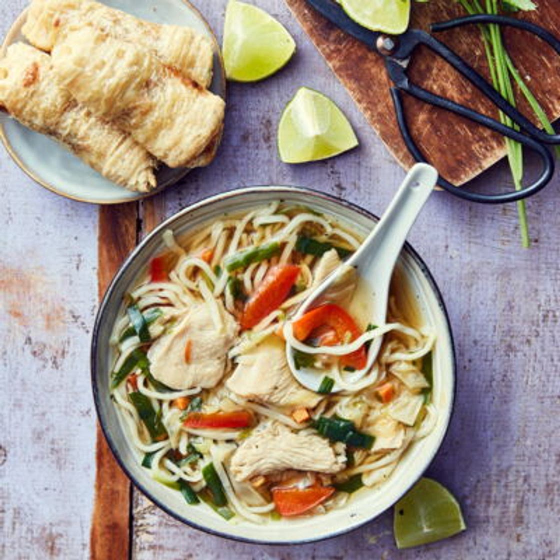 Soupe asiatique au poulet et aux légumes