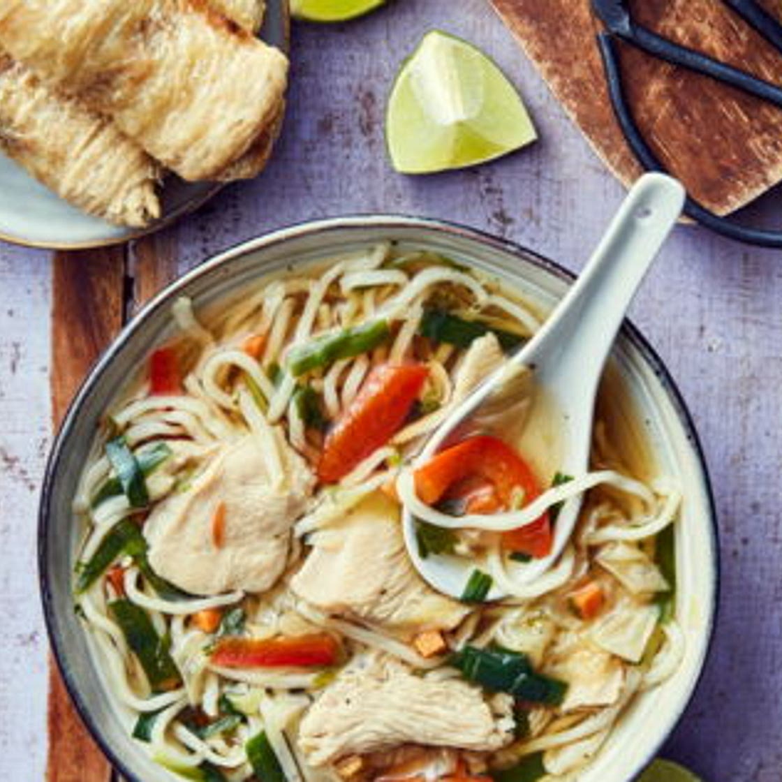 Soupe asiatique au poulet et aux légumes