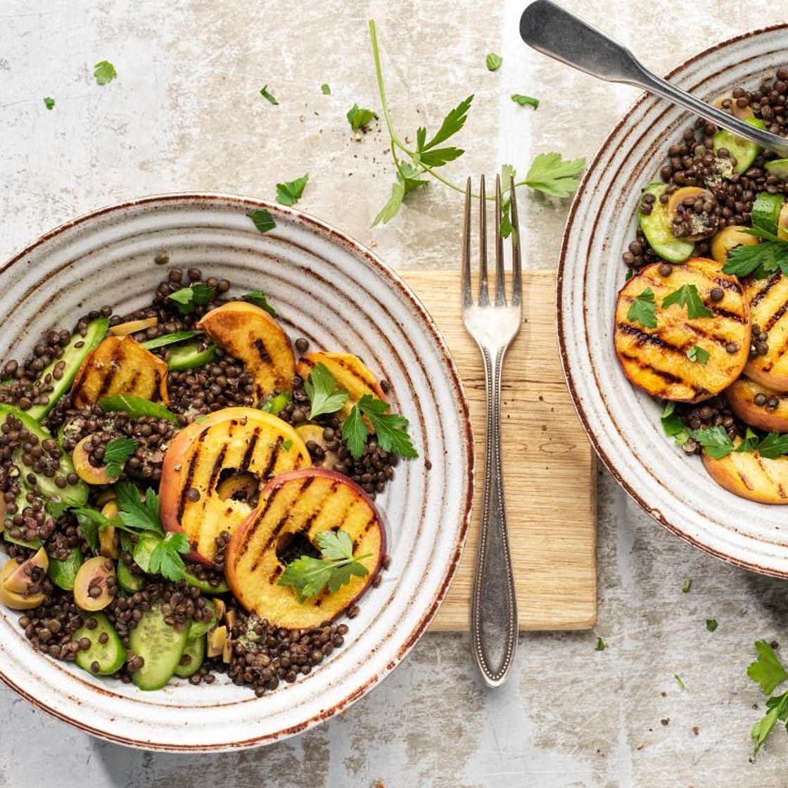 Linsensalat mit grillierten Pfirsichen